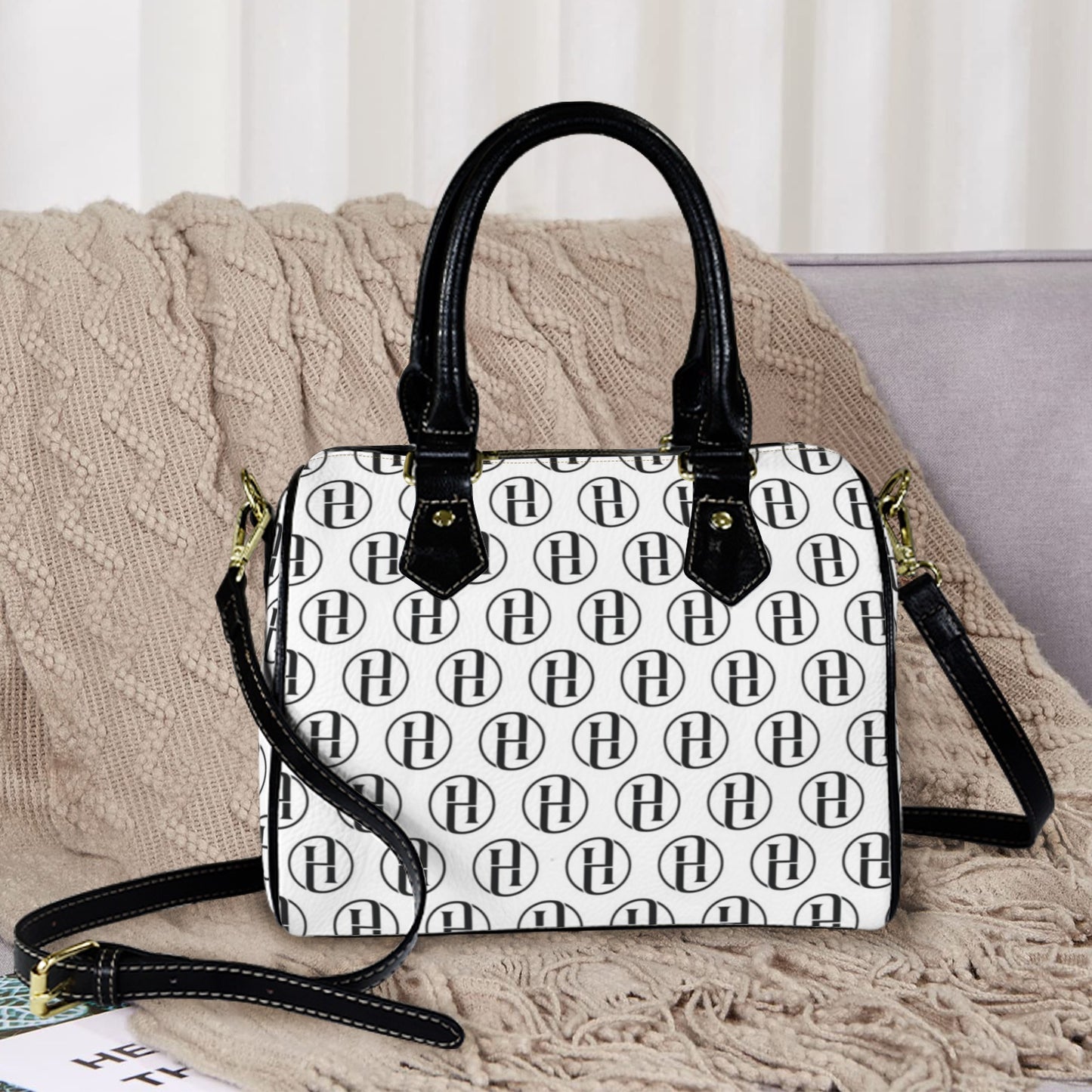 HILORA Designer-Handtasche – PU-Leder – Weiß – Vollflächiger HILORA-Print (Modell 1746)
